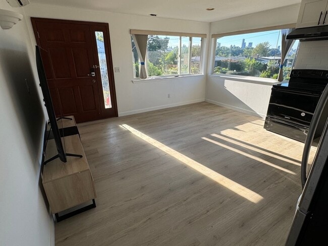 Building Photo - Newly renovated 2 Bedroom in Seattle