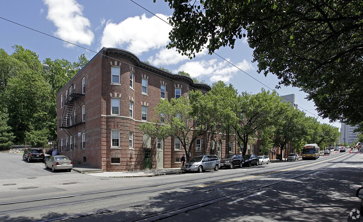 Primary Photo - 46-82 S Huntington Ave