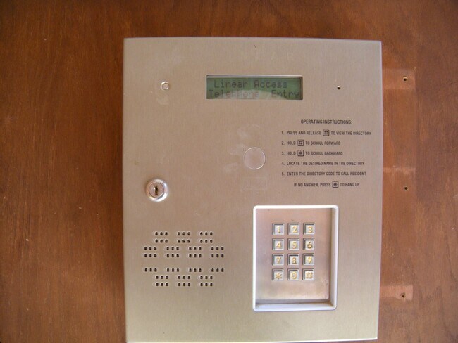 Foto del edificio - 2408 Enfield
