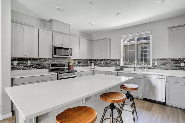 Building Photo - 2655 Admiral Cir