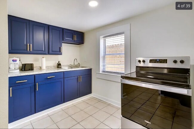 Building Photo - 1321-1323Monro