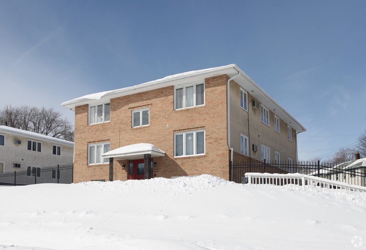 Foto del edificio - 155 Cedar Lake Rd N
