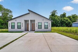 Building Photo - 2113 Henry St