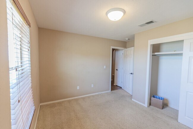 Building Photo - Spacious 4 Bedroom Home