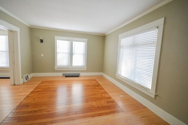Building Photo - Lovely home in the heart of Kutzky Park!