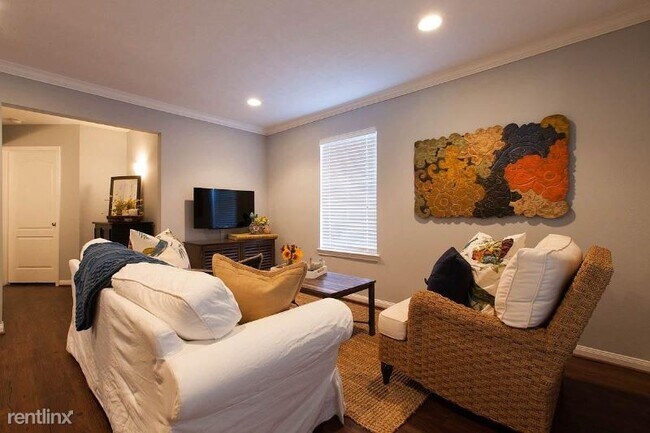 Building Photo - 2 br, 1 bath Townhome - 3202 Rosekemp Ave