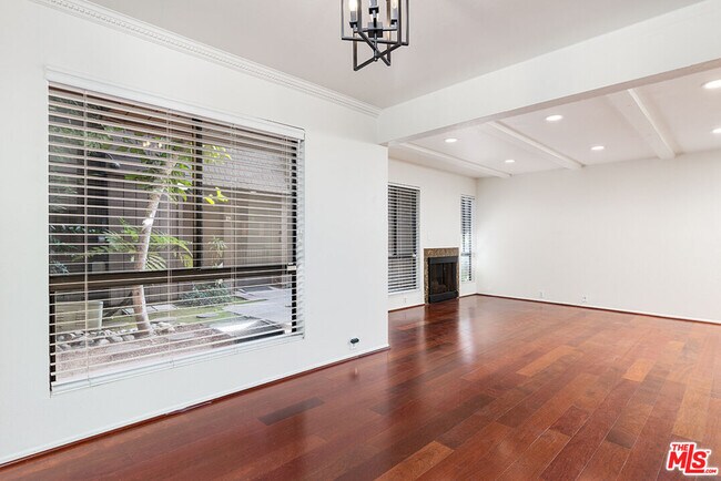 Foto del edificio - 449 W Duarte Rd
