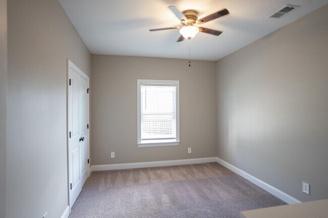 Foto del edificio - 657 Tree Top Trl