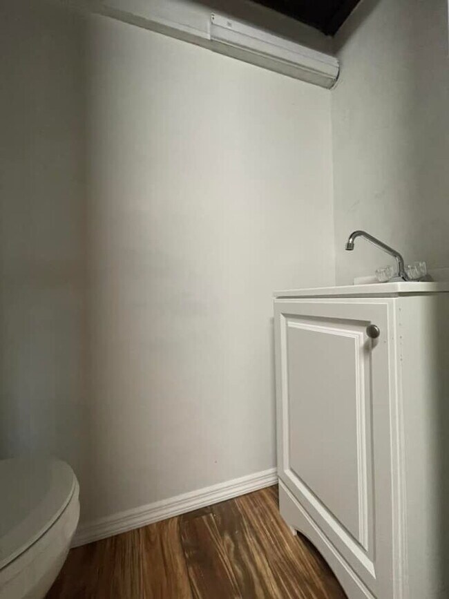 Foto del edificio - 2-Bedroom and 1.5-Bathroom with a Bonus Rooom