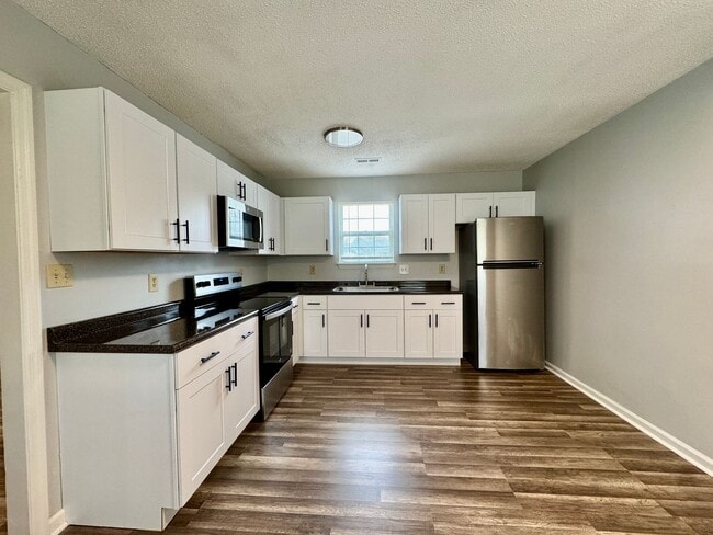 Building Photo - 4 Bedrooms/2 Bath Ranch Home!