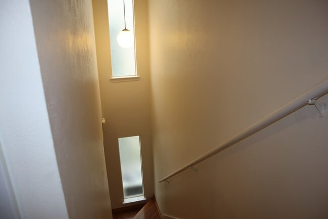 Building Photo - 6718 Silvermine Dr