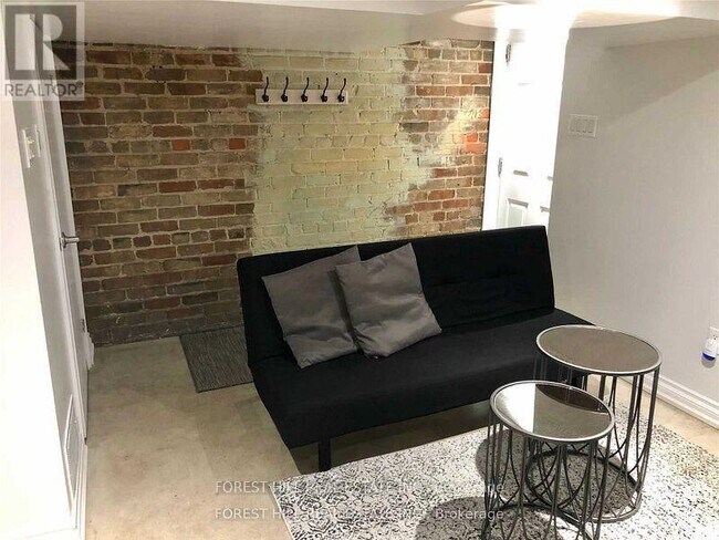 Photo du bâtiment - LOWER - 42B RADFORD AVENUE