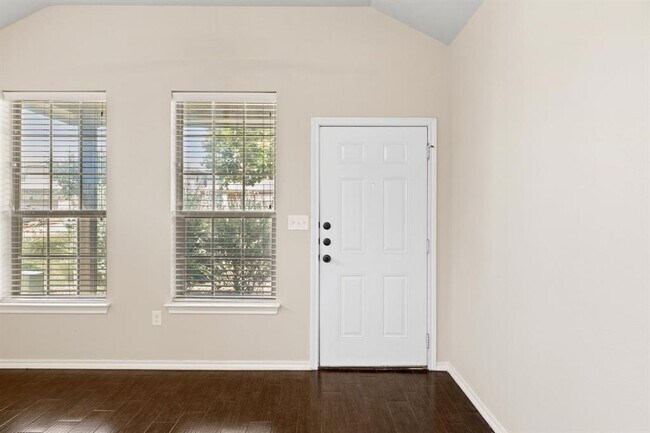 Building Photo - 119 Creekside Villa Dr