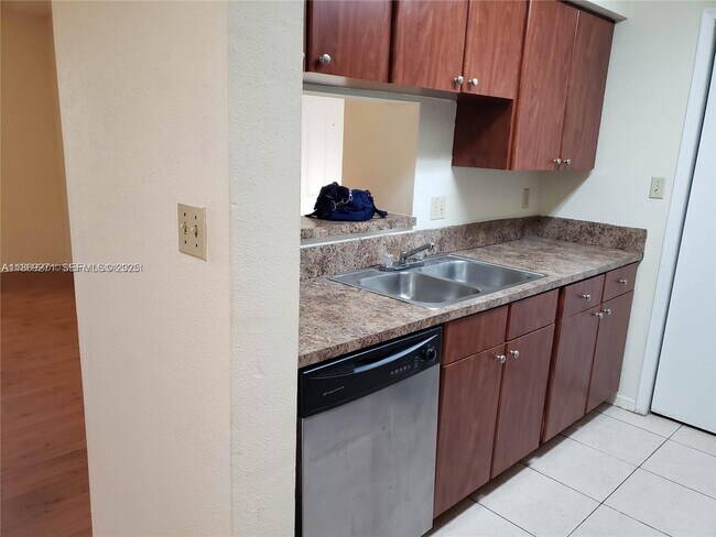 Building Photo - 949 Riverside Dr