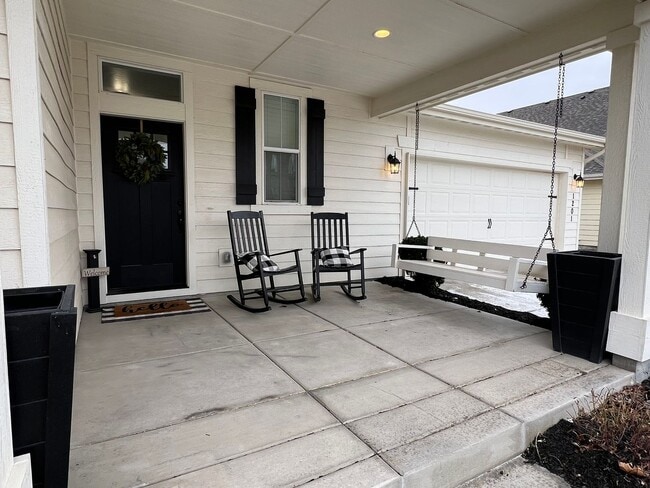 Building Photo - Welcome to this charming 3 bed 2.5 bath home just off Deer Flat and Linder Rd.