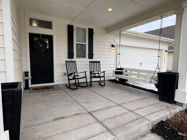 Foto del edificio - Welcome to this charming 3 bed 2.5 bath home just off Deer Flat and Linder Rd.