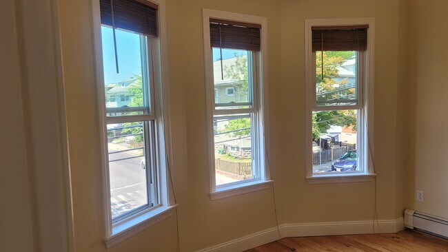 Magníficas ventanas orientadas al frente. - 118 W Adams St