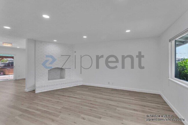 Building Photo - Unit