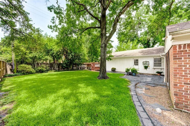 Building Photo - 2602 Briarbrook Dr