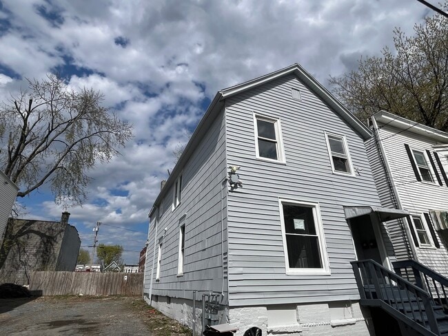 Building Photo - 683 State St
