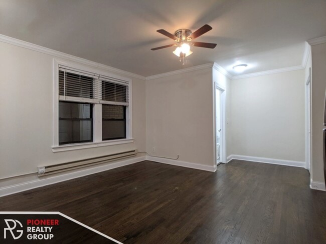 Building Photo - 3340 N Marshfield Ave