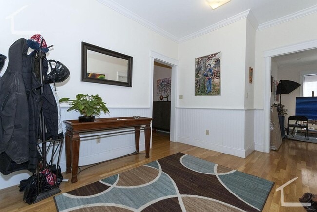 Building Photo - Charming 4 Bedroom