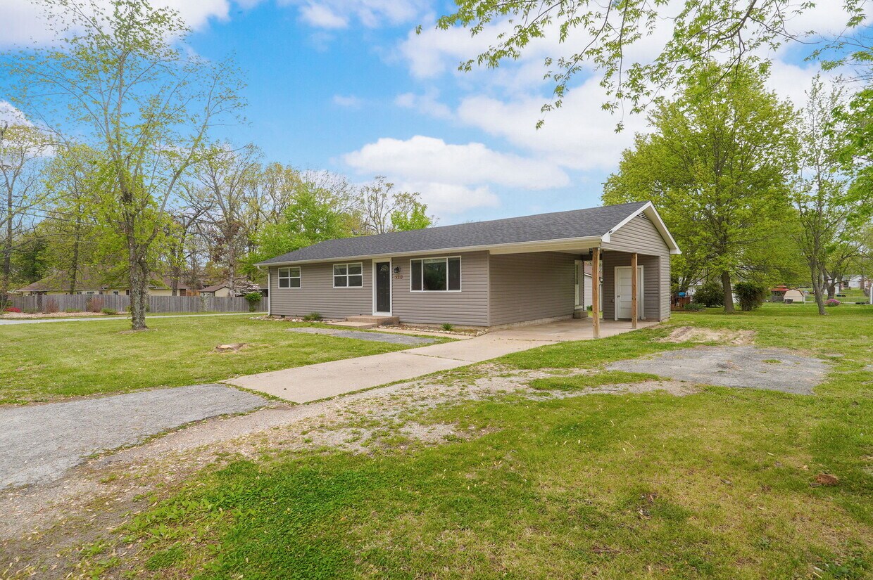 Primary Photo - 935 Daniels St