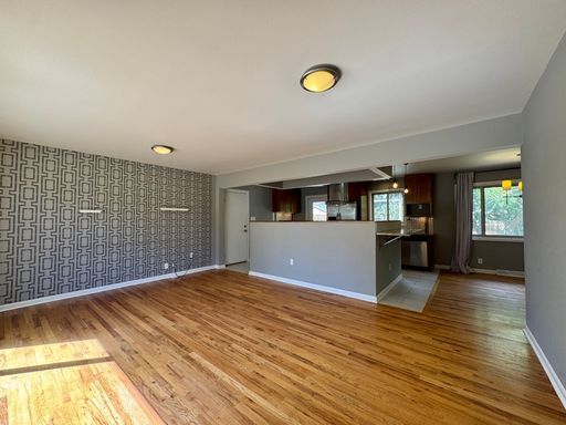 Foto del edificio - Large Single Family Home Available NOW!!