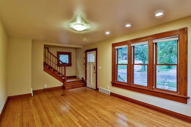 Building Photo - 606 W Lakeside St