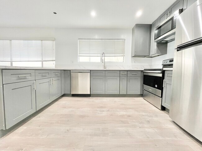 Building Photo - 1206 S Holt Ave