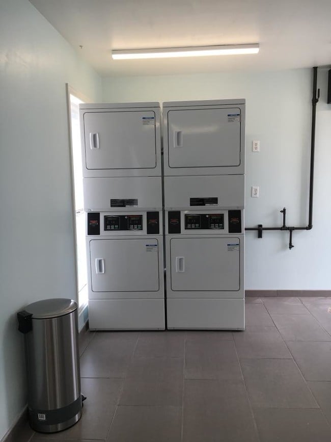 Foto del edificio - Valley Island Palms Apartments