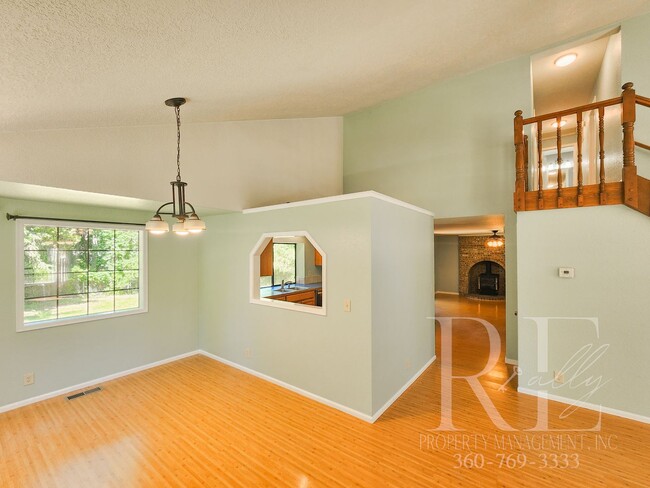 Building Photo - Ridgetop Home in Quiet Neighborhood