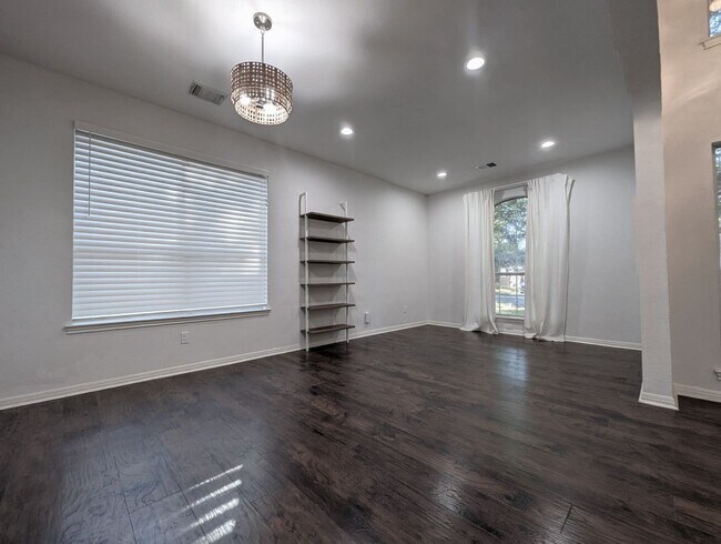 Building Photo - Upgraded Home, Amazing Location!