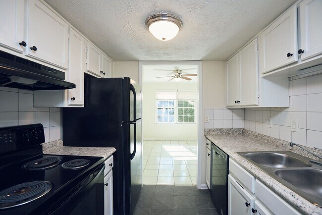 Foto del edificio - 2BR/2.5BA Townhome Gem with Fenced Yard, Fireplace & Bay Windows