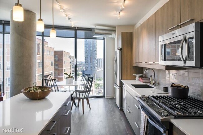 Building Photo - 1 br, 1 bath Apartment - 198 N Halsted St