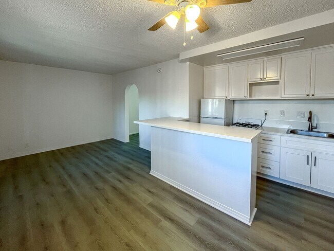 Building Photo - Charming Apartments in Playa Del Rey – Pri...