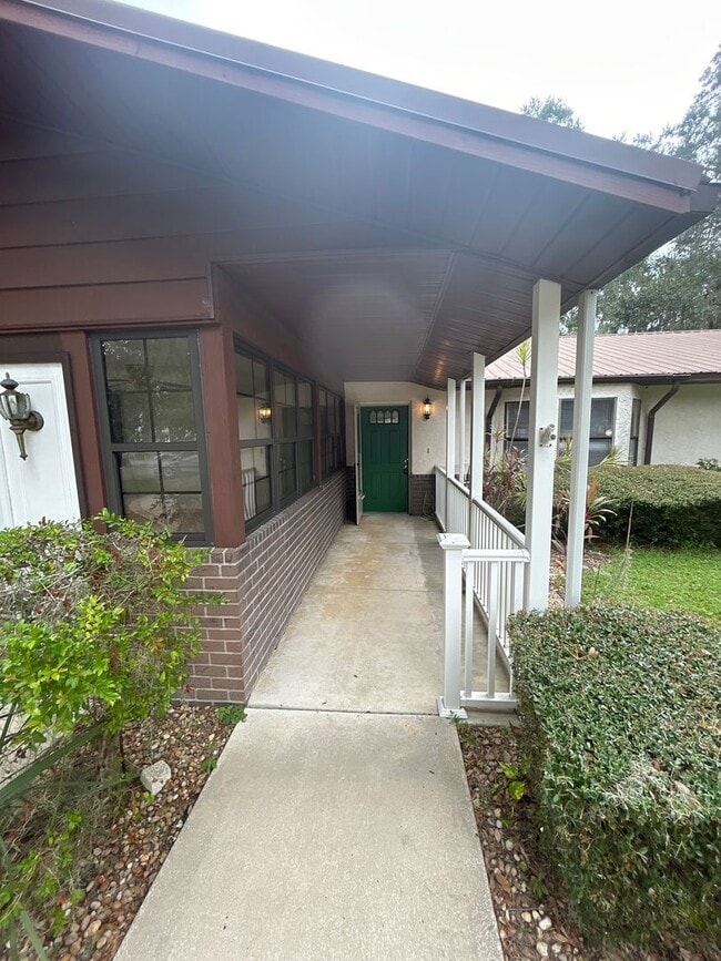 Building Photo - Beautiful 3 Bedroom Home Just Steps from L...
