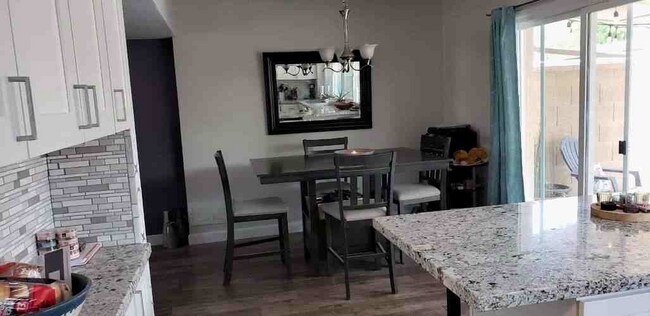 Comedor - 4923 N Granite Reef Rd