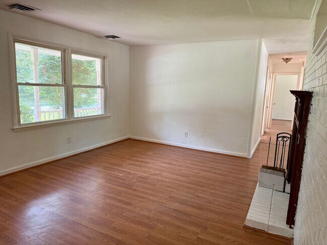 Building Photo - Spacious 4 Bedroom Green Run Ranch!