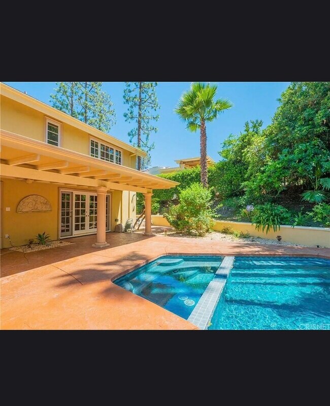 Building Photo - 16545 Park Lane Cir
