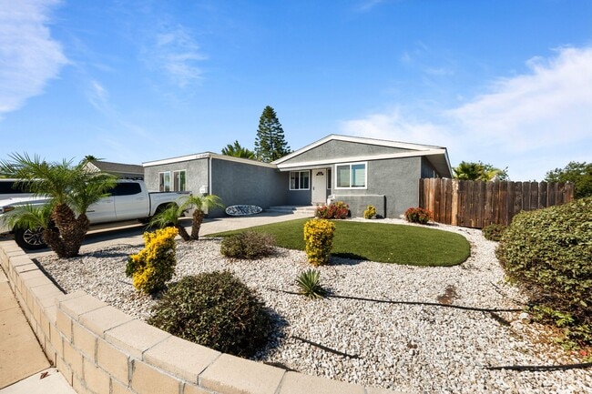 Foto del edificio - Steps to SDSU with driveway!