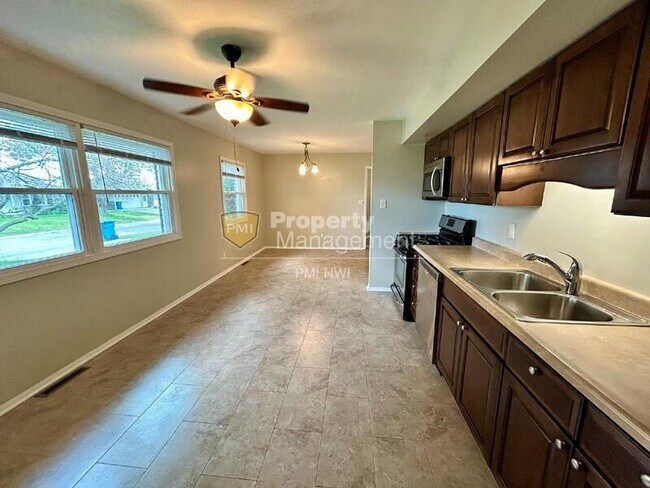 Building Photo - 398 Raritan Dr