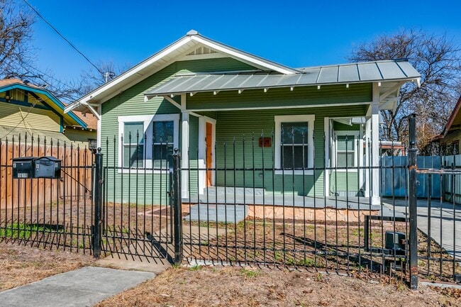 2-Bedroom, Great Location, Off street parking! - 2-Bedroom, Great Location, Off street parking! House