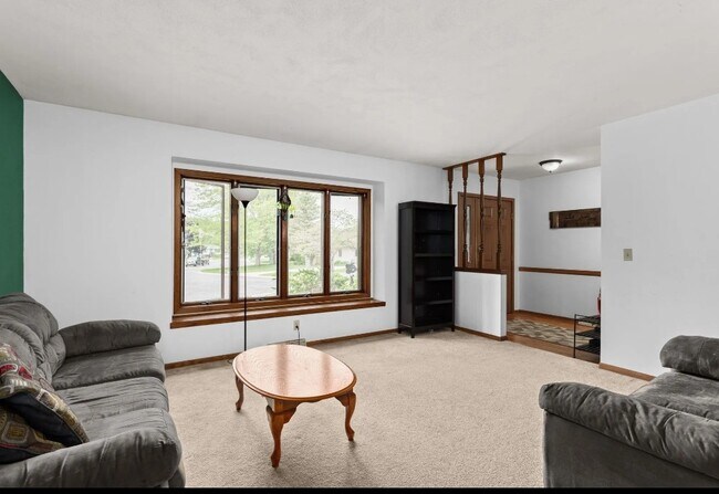 Foto del edificio - 704 Meadow Ct