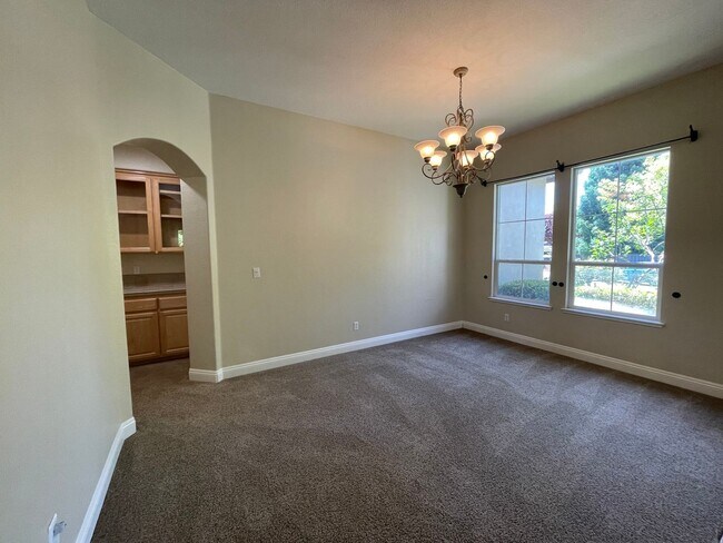 Foto del edificio - Stunning 4-Bedroom Home in Prime Folsom Lo...