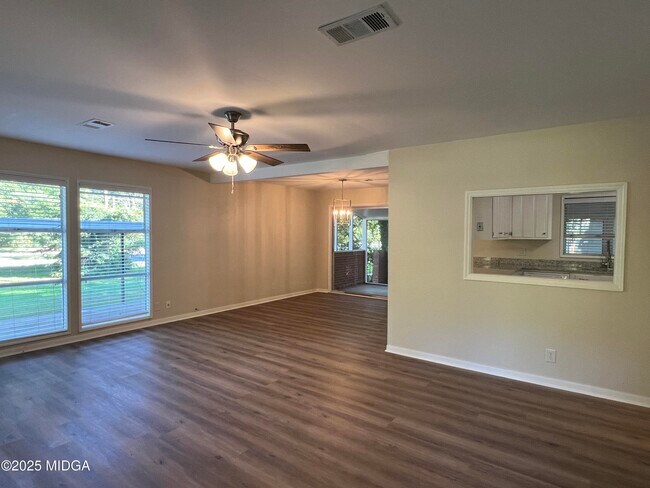 Building Photo - 4693 Twin Oak Dr