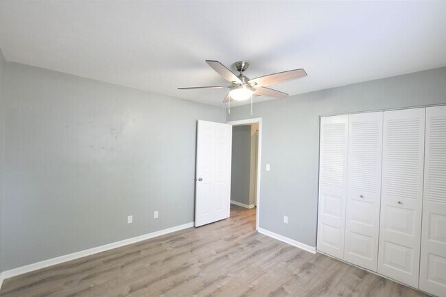 Building Photo - Spacious 2 Bedroom 1 1/2 Bathroom