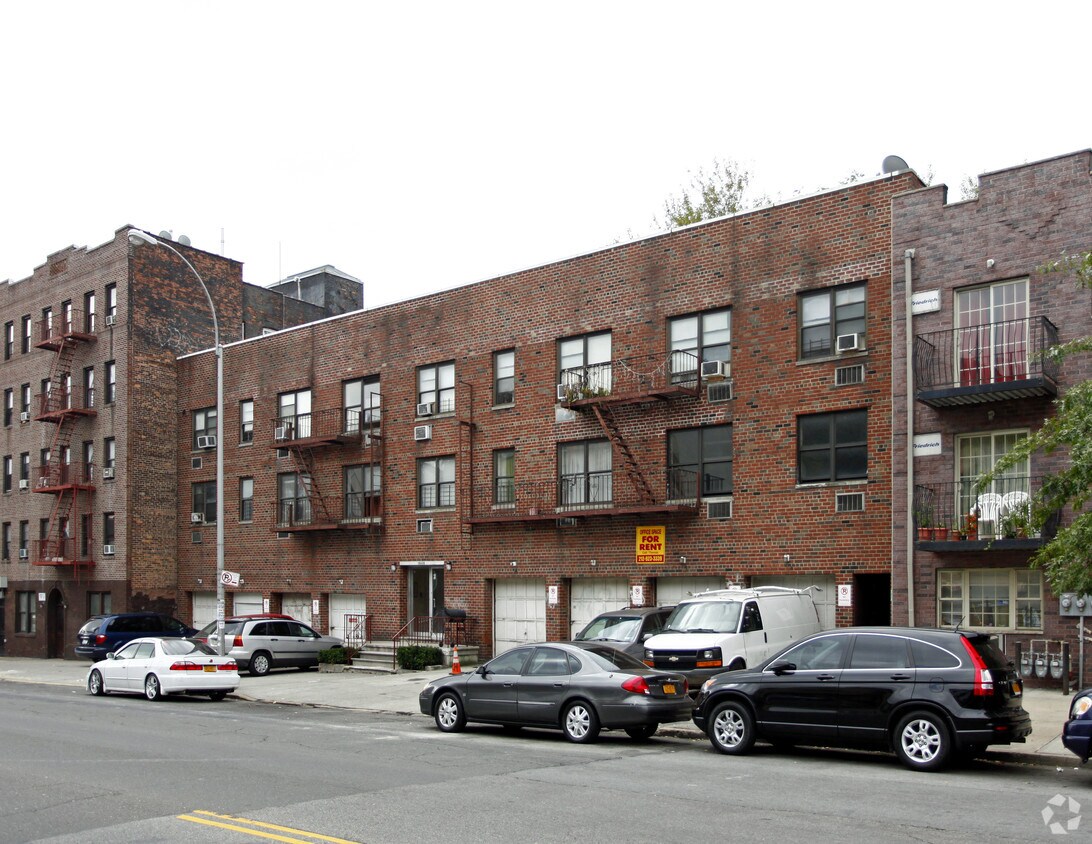 Primary Photo - 1545 White Plains Rd