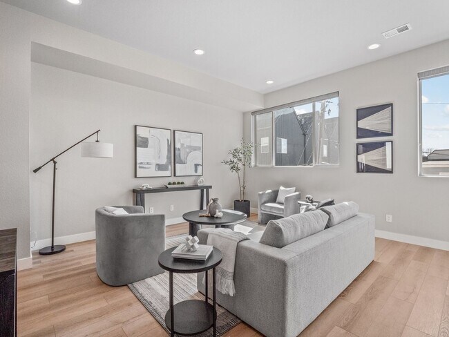 Foto del edificio - Modern Townhome with Mountain Views in One...