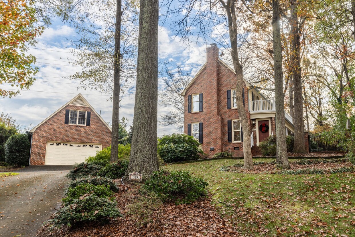 Primary Photo - Charming Charleston Style 3-Bedroom Home w...